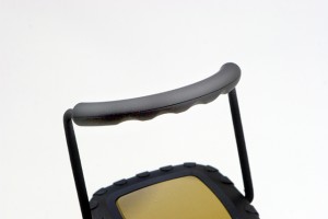 The grab handle features a rubberized grip and is very sturdy. When not in use it tucks in close to the lantern's body. 