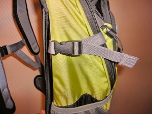 Side straps secure your travel belongings